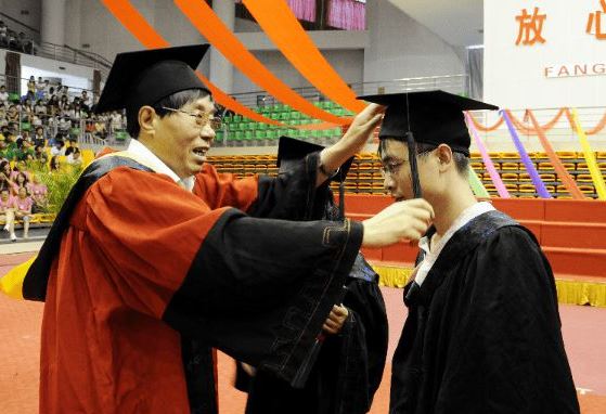 高校副教授“跳槽”到中學(xué)引熱議！大學(xué)老師不香了嗎？