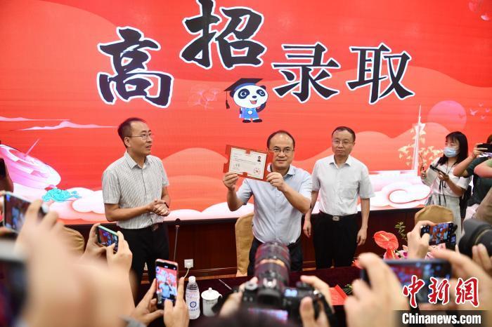 發(fā)光、唱歌、開盲盒……高校錄取通知書陸續(xù)發(fā)出