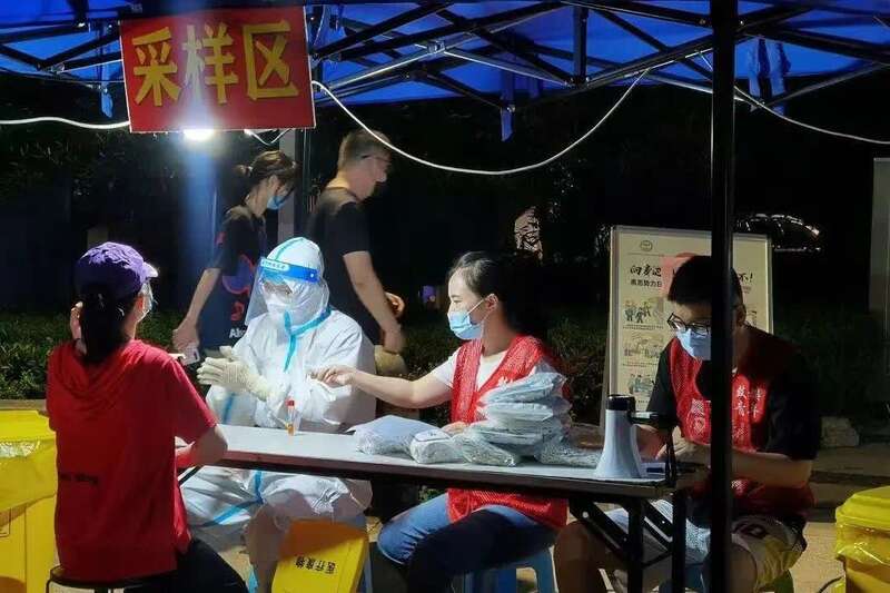 兩萬(wàn)余名青年志愿者火速支援南京 共筑“防疫長(zhǎng)城” 揮灑“熱血青春”