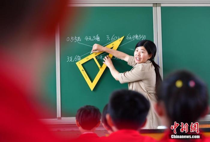 資料圖：一位教師在給學(xué)生上課。<a target=