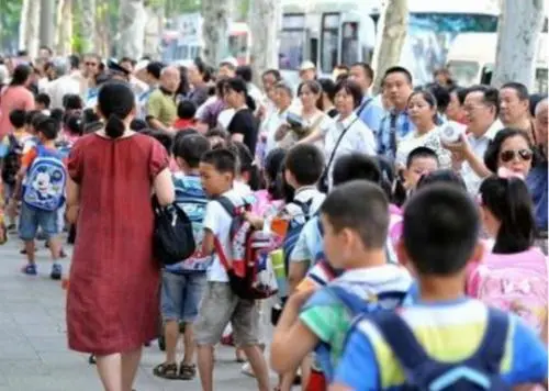 “雙減”下開學(xué) 北京中小學(xué)生“上學(xué)晚了”“放學(xué)遲了”