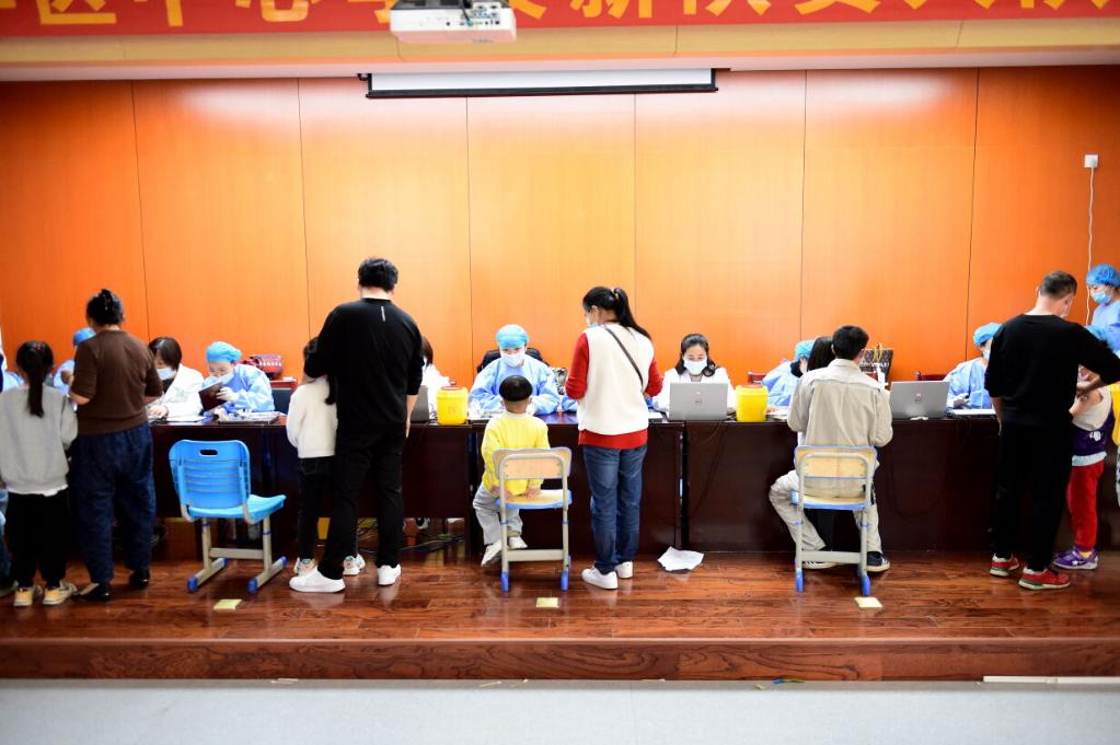 兒童接種有哪些注意事項(xiàng)？怎樣確保安全有序？——3至11歲人群新冠疫苗接種觀察