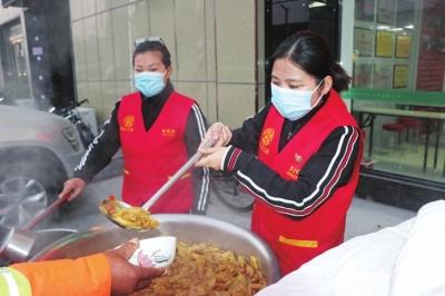 18歲成人禮 高三女孩用零花錢(qián)請(qǐng)152名環(huán)衛(wèi)工吃早飯