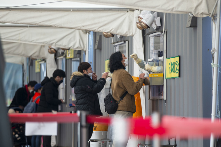 奧密克戎擴散一個月，這個新年全球都捏把汗[組圖]