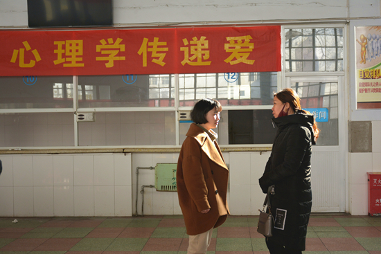 焦慮的家長(zhǎng)困在培訓(xùn)班