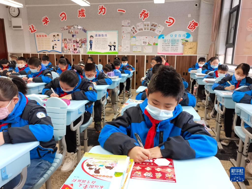 新華全媒+丨這個春季學(xué)期，看“雙減”如何更上層樓