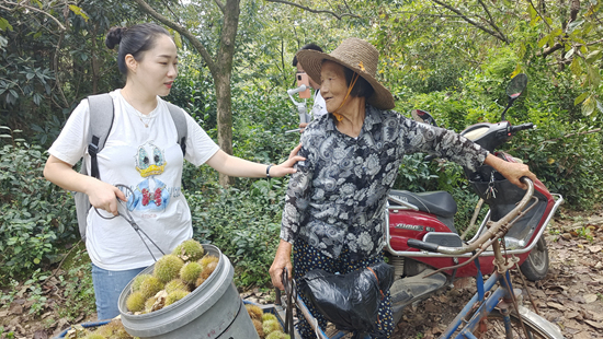 安徽蕪湖“網(wǎng)紅”女團干：做村民的帶貨主播