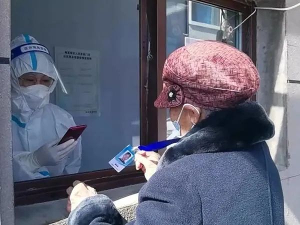 “我掃你”變“你掃我”！此地推出“反向掃碼”，讓老人掃碼不再難