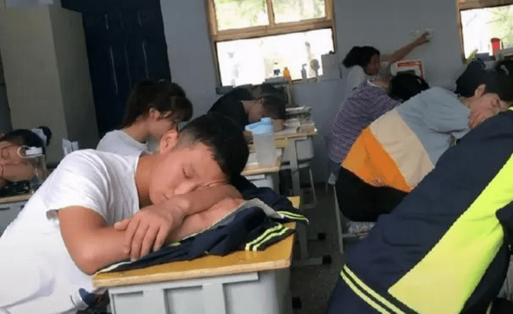 “她在混工資你在混日子！”職高老師每天自言自語，看上去好可憐