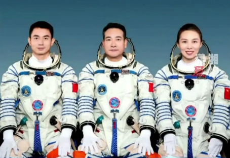 中共中央 國務(wù)院 中央軍委關(guān)于給翟志剛、王亞平頒發(fā)“二級航天功勛獎(jiǎng)?wù)隆?授予葉光富“英雄航天員”榮譽(yù)稱號并頒發(fā)“三級航天功勛獎(jiǎng)?wù)隆钡臎Q定