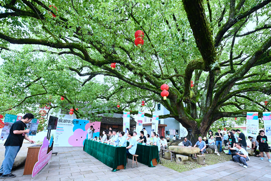 將畢業(yè)設計“寫”在鄉(xiāng)村田間地頭 論文要過高校導師、村民“導師”兩大關