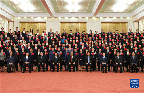 習(xí)近平會(huì)見(jiàn)全國(guó)“人民滿意的公務(wù)員”和“人民滿意的公務(wù)員集體”代表