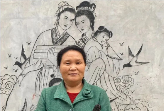 她的畫筆，是根燒火棍！