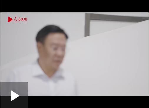 跟著總書記學(xué)黨史·紅色故事箱｜寫有“六條規(guī)定”的展板