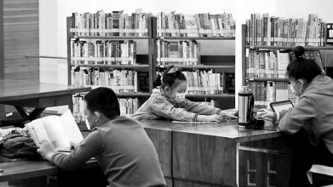 圖書館里讀者樂(lè)享書香假日