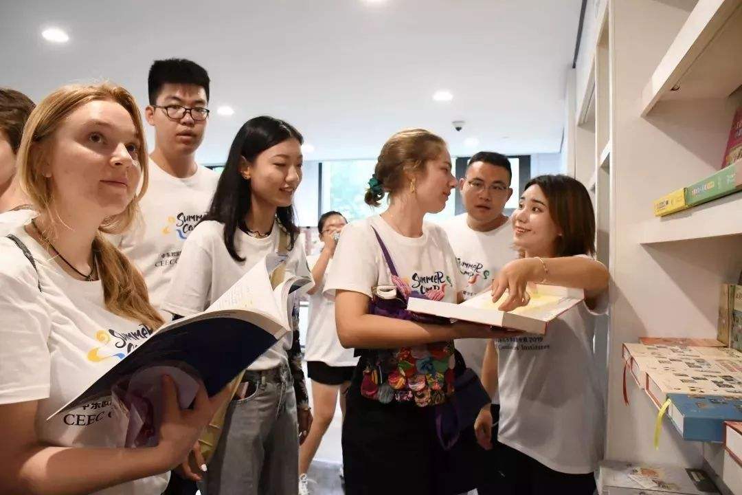 中外大學(xué)生社會(huì)實(shí)踐近距離感受中國(guó) 走過(guò)看過(guò)體悟過(guò) 方能讀懂今日中國(guó)