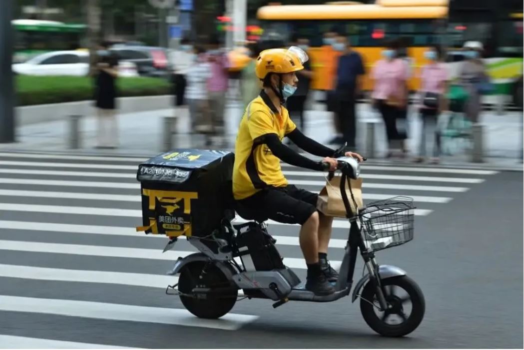 上大學(xué)的外賣騎手 利用跑單閑暇學(xué)知識提升學(xué)歷
