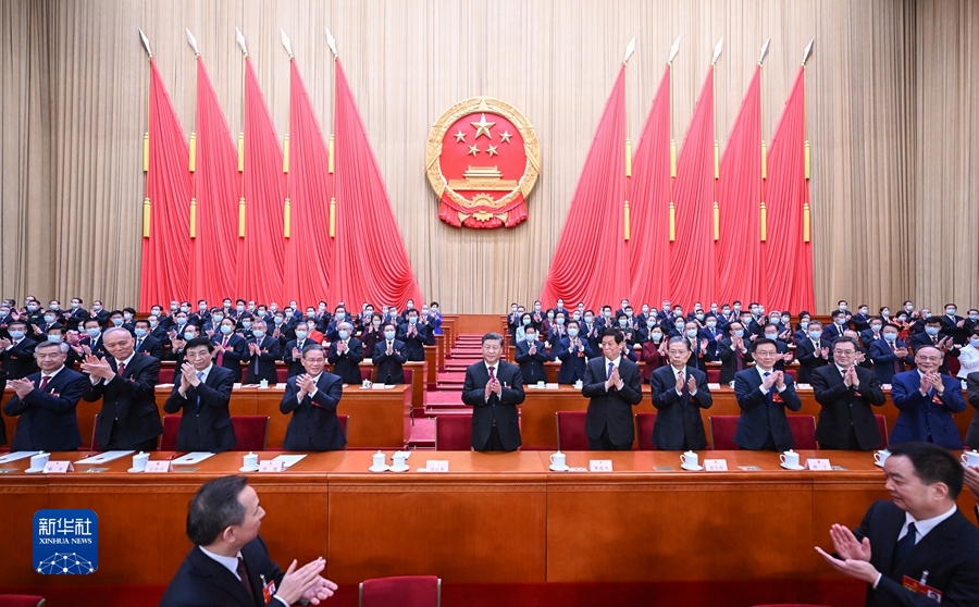 十四屆全國人大一次會議選舉產(chǎn)生新一屆國家領(lǐng)導(dǎo)人 習(xí)近平全票當(dāng)選國家主席中央軍委主席 趙樂際當(dāng)選全國人大常委會委員長 韓正當(dāng)選國家副主席 新當(dāng)選國家領(lǐng)導(dǎo)人進(jìn)行憲法