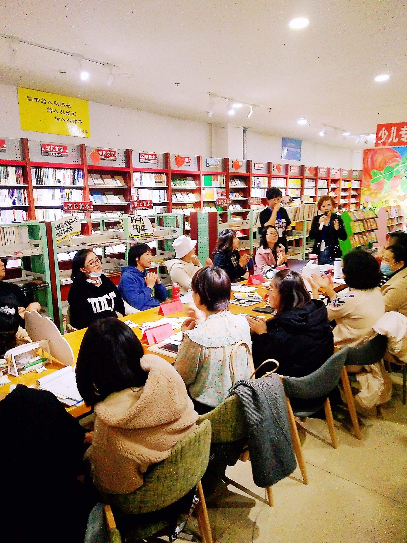 共青團(tuán)聯(lián)合新華書店開展主題讀書活動(dòng)