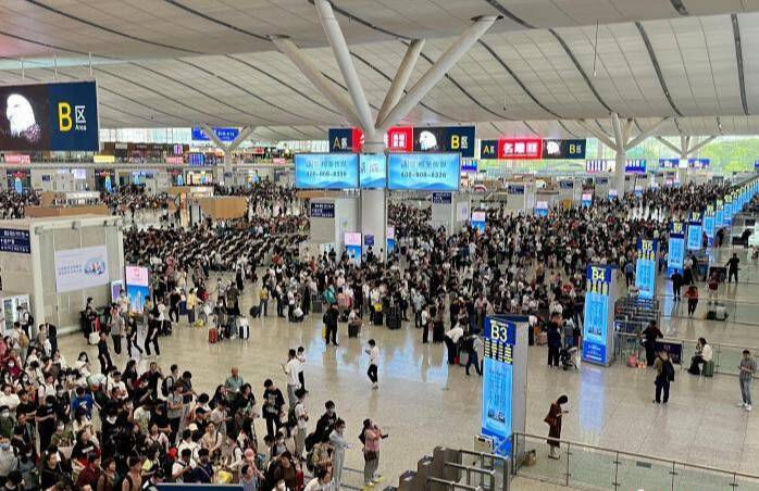 “五一”在即，二次感染要來(lái)？專(zhuān)家：新冠正走向流感化