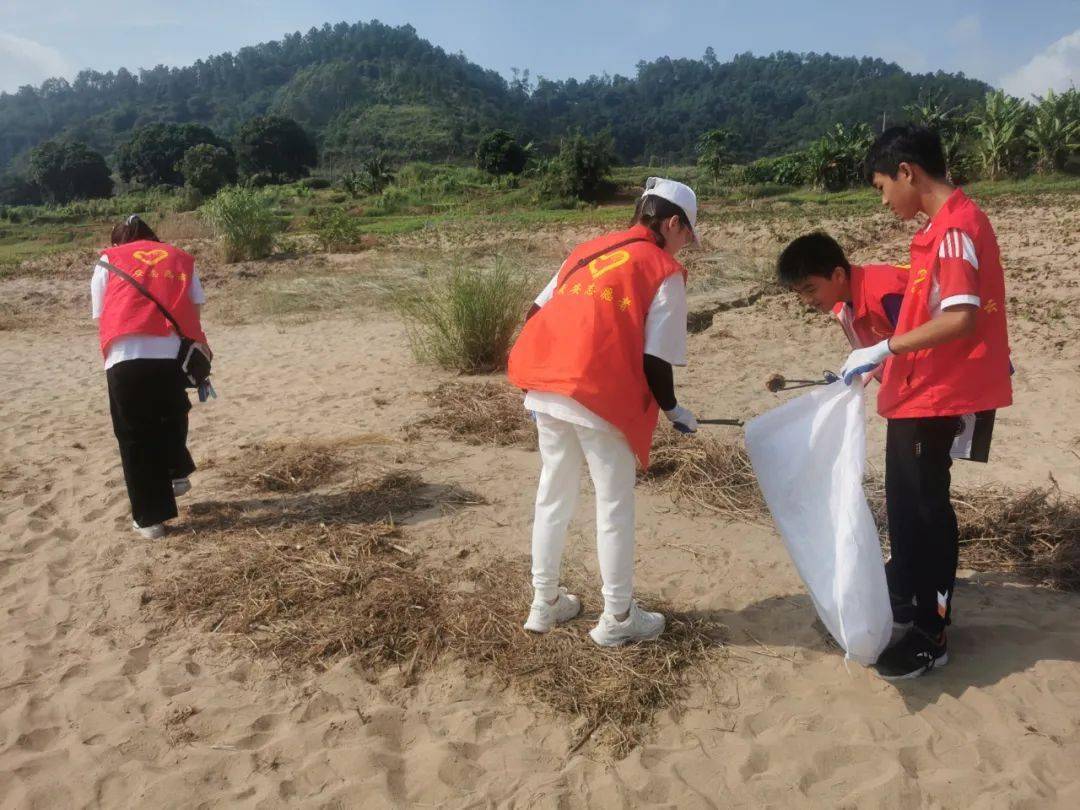 青年志愿者助力護河護水環(huán)境治理