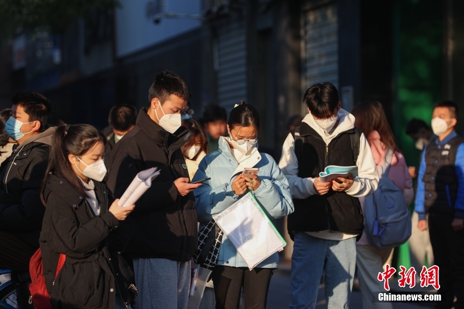 國(guó)考報(bào)名時(shí)間過(guò)半 熱門(mén)崗位競(jìng)爭(zhēng)超“千里挑一”