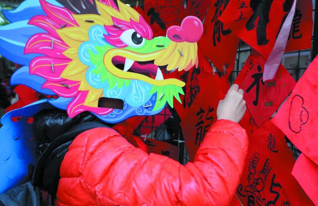 龍光煥“花”、龍咚鏘……這些學(xué)校報(bào)到日“龍”含量很高