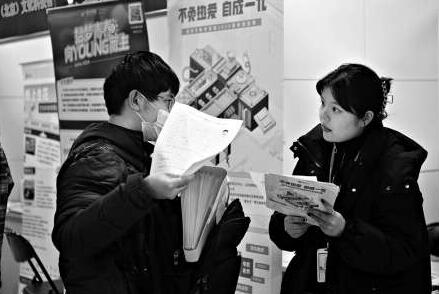 忙于畢業(yè)設(shè)計(jì)部分學(xué)生沒法參加春季雙選會(huì) 輔導(dǎo)員幫畢業(yè)生投簡歷