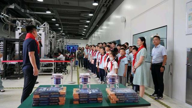 中國自主超導(dǎo)量子計算機(jī)群首次向青少年開放授課