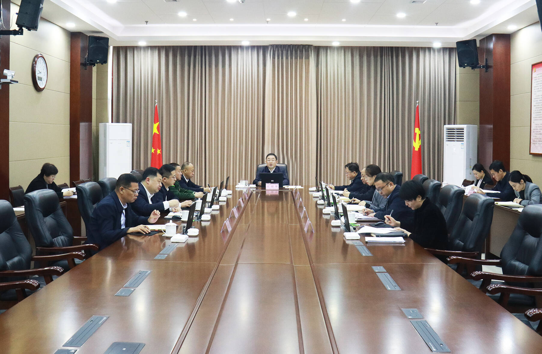 東昌府區(qū)委常委會(huì)召開會(huì)議