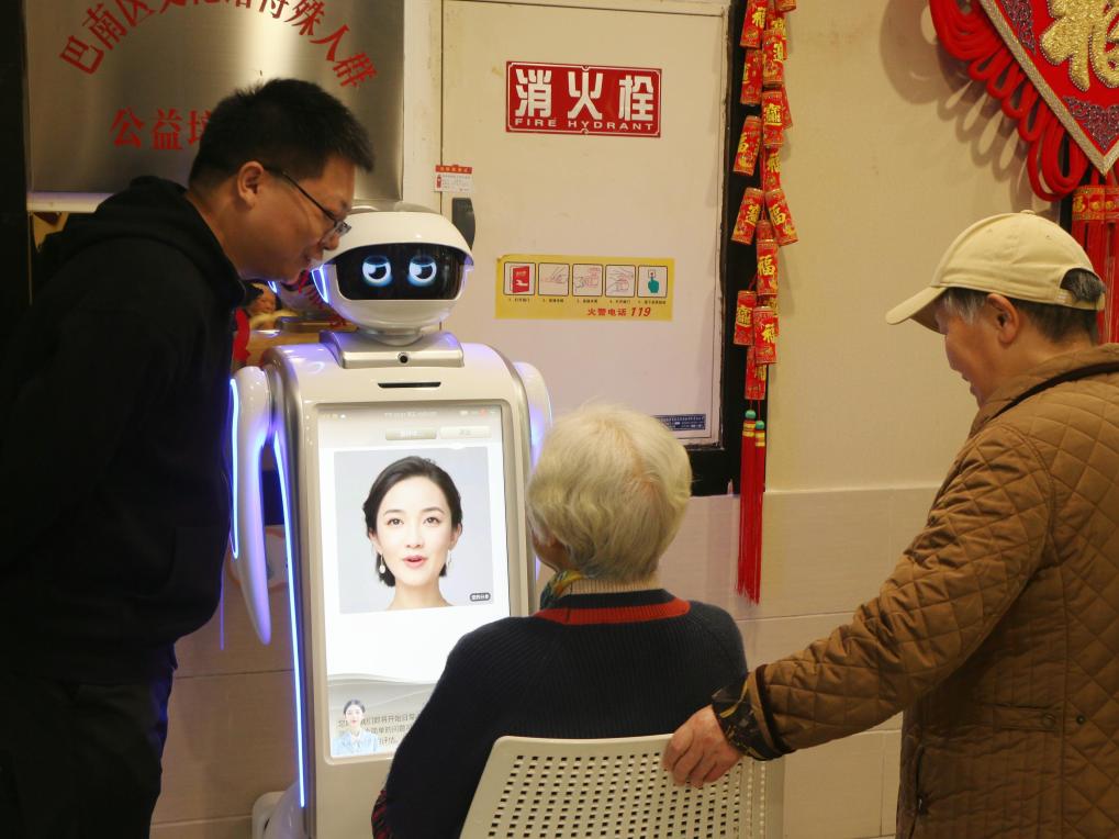 養(yǎng)老院來了個(gè)機(jī)器人“新員工”