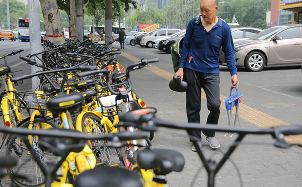 六旬翁義務修共享單車 背20多斤重工具包滿城跑
