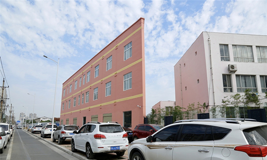 鄭州街頭現(xiàn)“紙片樓” 市民擔心被風吹倒