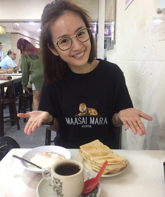 林依晨素顏享受美食 拜訪老友看喜劇生活美滋滋