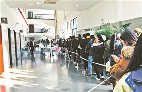中戲推明星同款羽絨服滋生學(xué)生黃牛