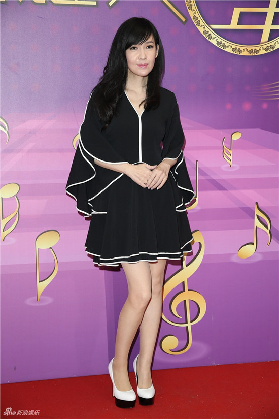 “寶麗金七小花”三花重聚 不老女神周慧敏風(fēng)采依舊