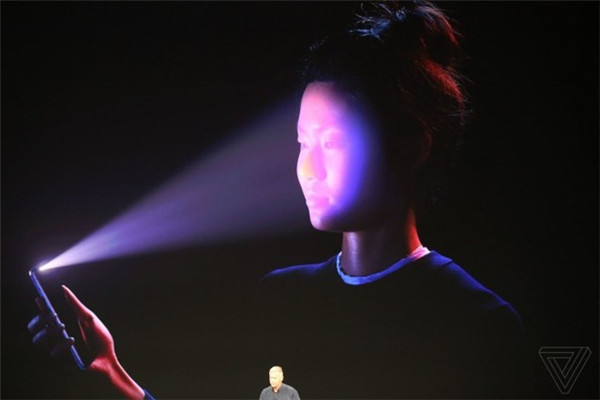 iPhone X展示面部識別技術(shù) 戴眼鏡長胡子也能識別