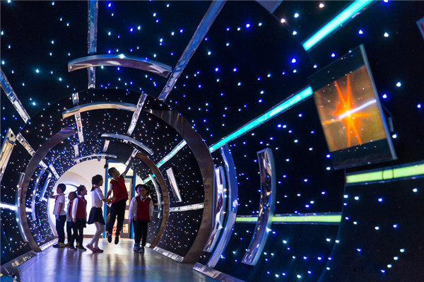 酷！小學把昏暗走廊改造成星際隧道