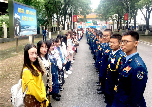 軍人們相親時也站得很直