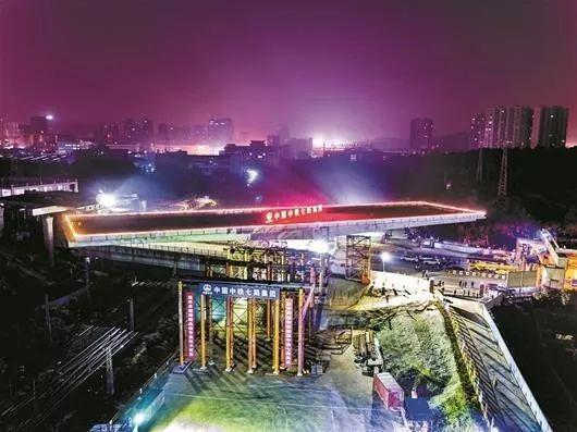 厲害了我的國！橋上建橋，還要空中轉(zhuǎn)體100度