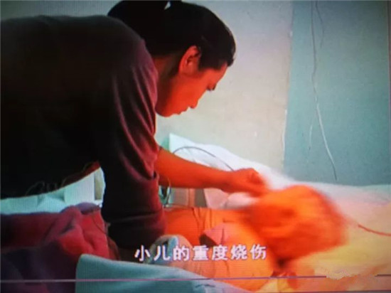 3歲半女孩掉進(jìn)熱水鍋 奶奶發(fā)現(xiàn)拽住孩子兩腿撈出