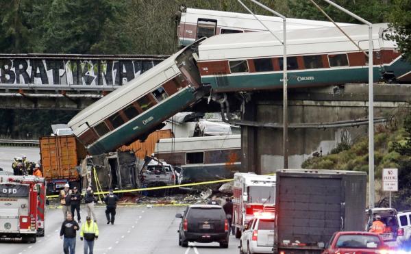 美列車華盛頓州脫軌：車廂摔下鐵路橋，77人被送院已致6死
