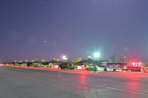 空軍數(shù)架戰(zhàn)機一次起飛奔襲數(shù)千公里 以快制勝