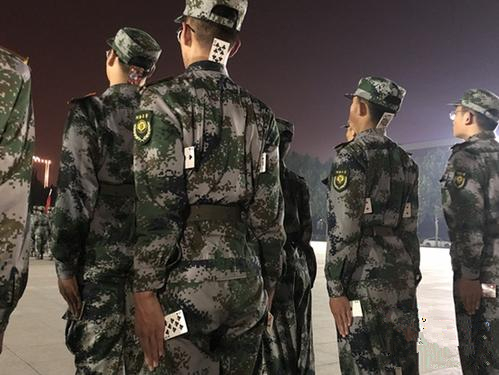 夾撲克牌、做平板撐！高校國旗護衛(wèi)隊“花樣訓練”受關注