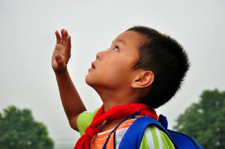小學(xué)生自覺(jué)敬禮的啟示